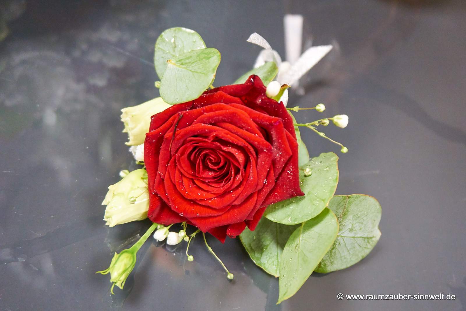 Anstecker aus Rose, Eustoma und Eukalyptus