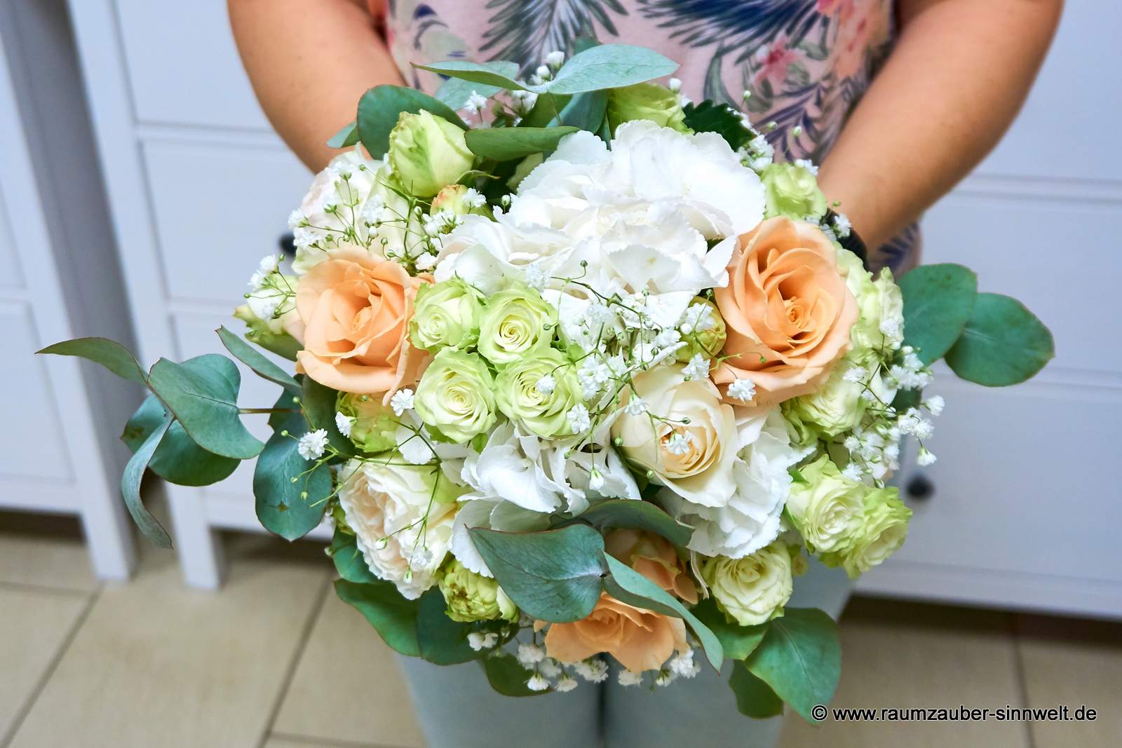 Brautstrauß aus Hortensien, Rosen, Eukalyptus und Schleierkraut