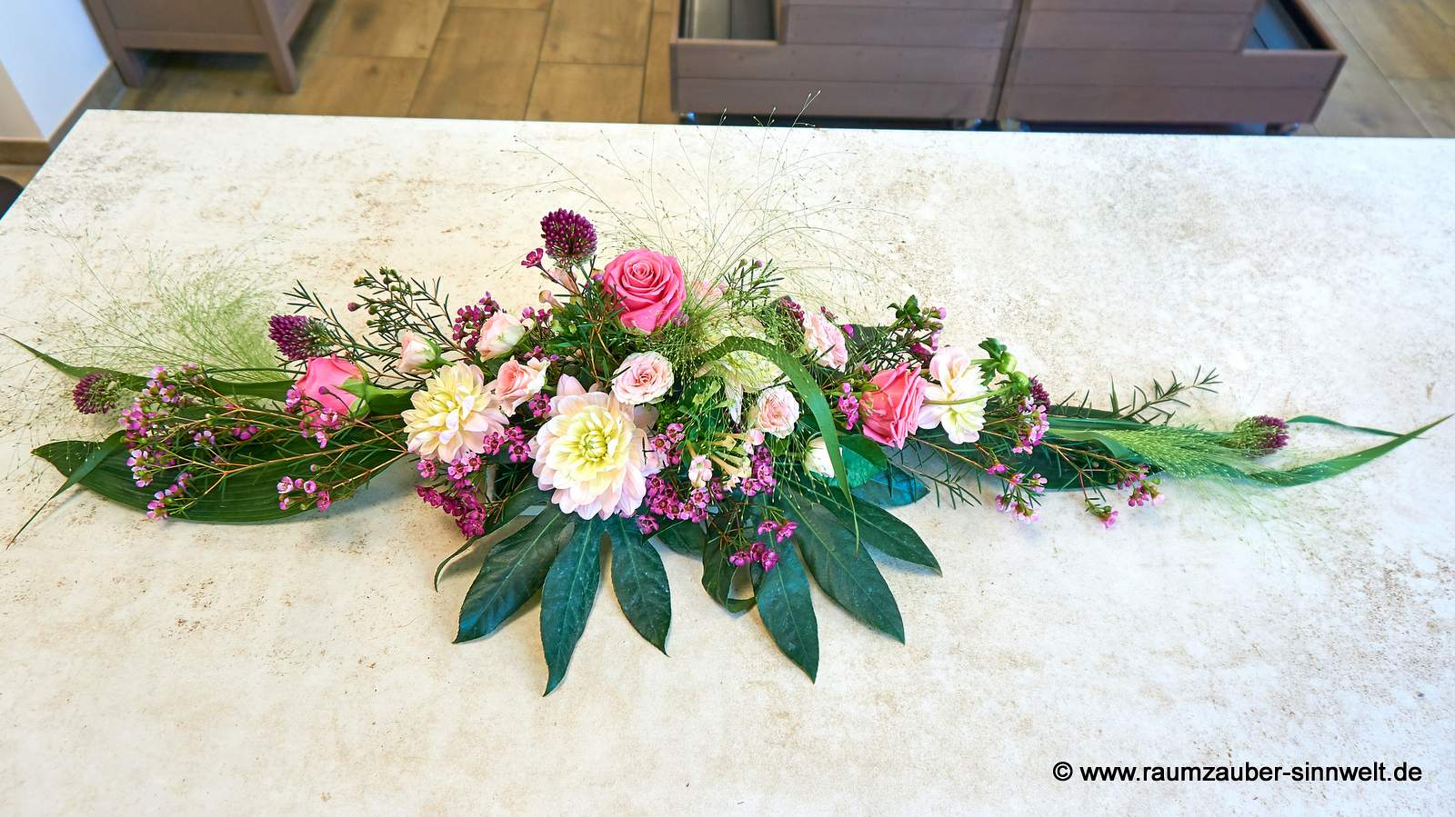 Tischdekoration aus Rosen, Waxflower, Panicum, und Dahlien.