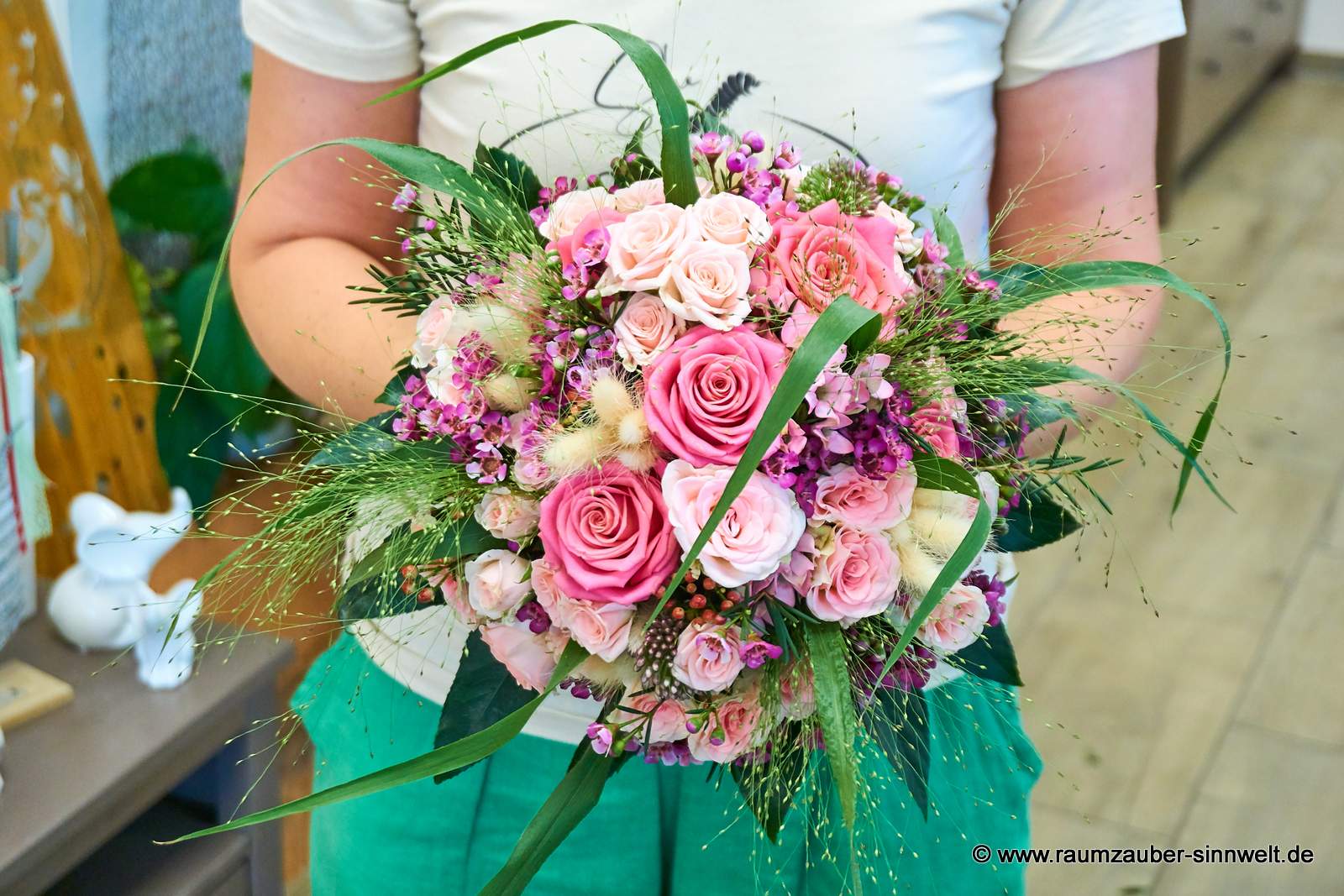 Brautstrauß aus Rosen, Waxflower, Panicum, Bouvardien und Gräsern