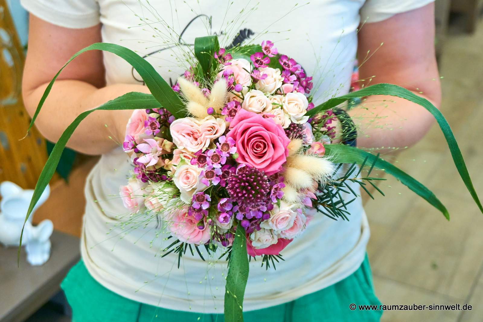 Wurfstrauß aus Rosen, Waxflower, Panicum, Bouvardien und Gräsern