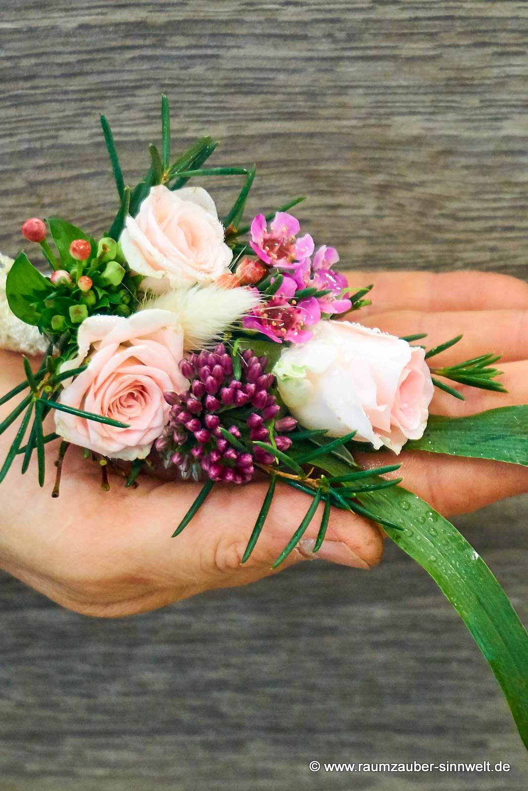 Anstecker für Bräutigam und Trauzeugen aus Rosen, Waxflower und Bouvardien