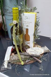 Dekoriertes Präsent zum Hochzeitstag mit "Fine Wine Pasta", Pasta-Gewürzmischung und Wein aus der Pfalz.