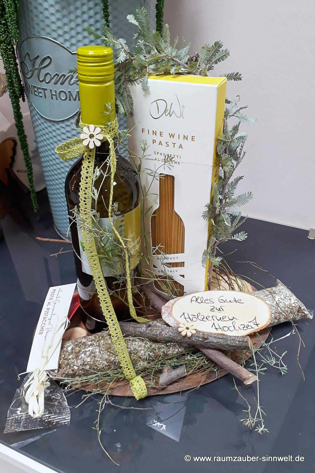Dekoriertes Präsent zum Hochzeitstag mit "Fine Wine Pasta", Pasta-Gewürzmischung und Wein aus der Pfalz.