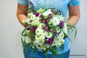 Brautstrauß aus Santini, Eustoma, Astrantien, Panicum und Schleierkraut.