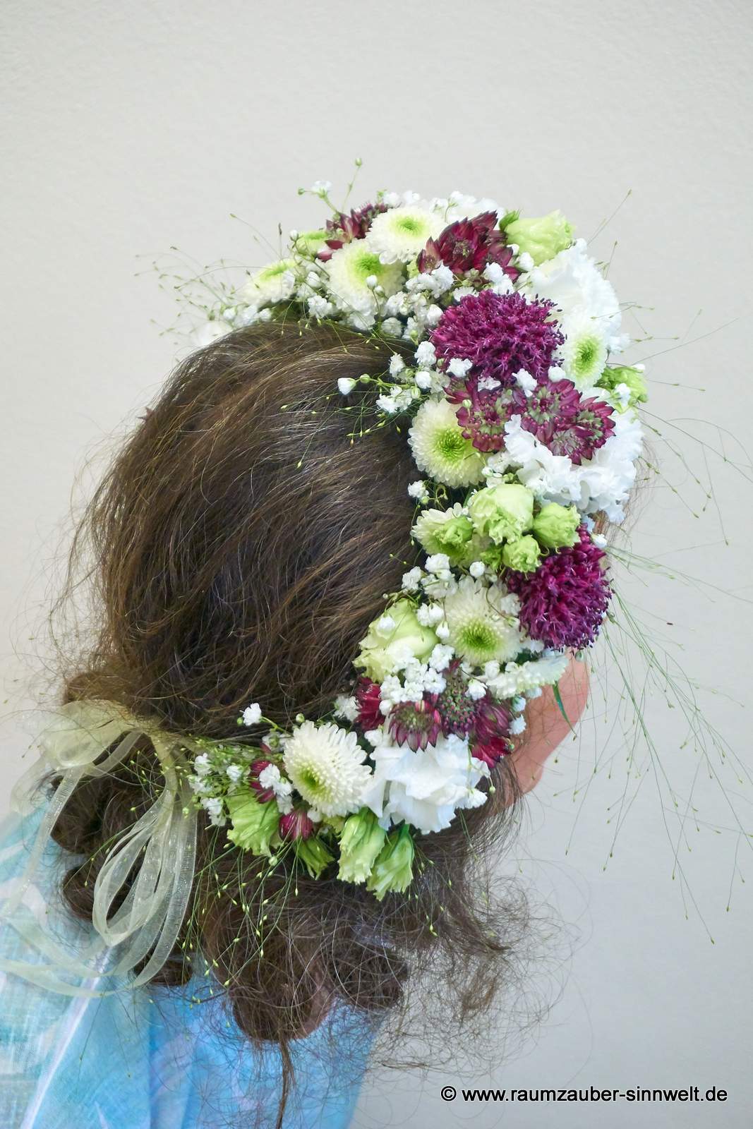 Haarkranz als Haarschmuck für Braut und Brautjungfern aus Santini, Eustoma, Astrantien, Panicum und Schleierkraut.