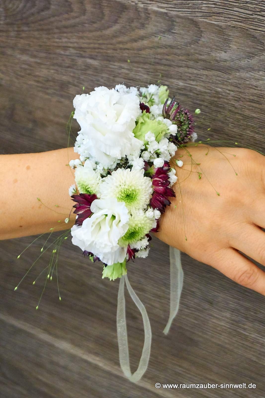 Blütenarmband für Braut und Brautjungfern aus Santini, Eustoma, Astrantien, Panicum und Schleierkraut.
