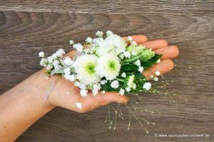 Anstecker für Bräutigam und Trauzeugen aus Haarkranz aus Santini, Eustoma, Panicum und Schleierkraut.