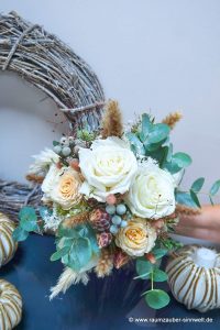 Brautstrauß aus Rosen, Eukalyptus, Exoten, Tallinum und Gräsern