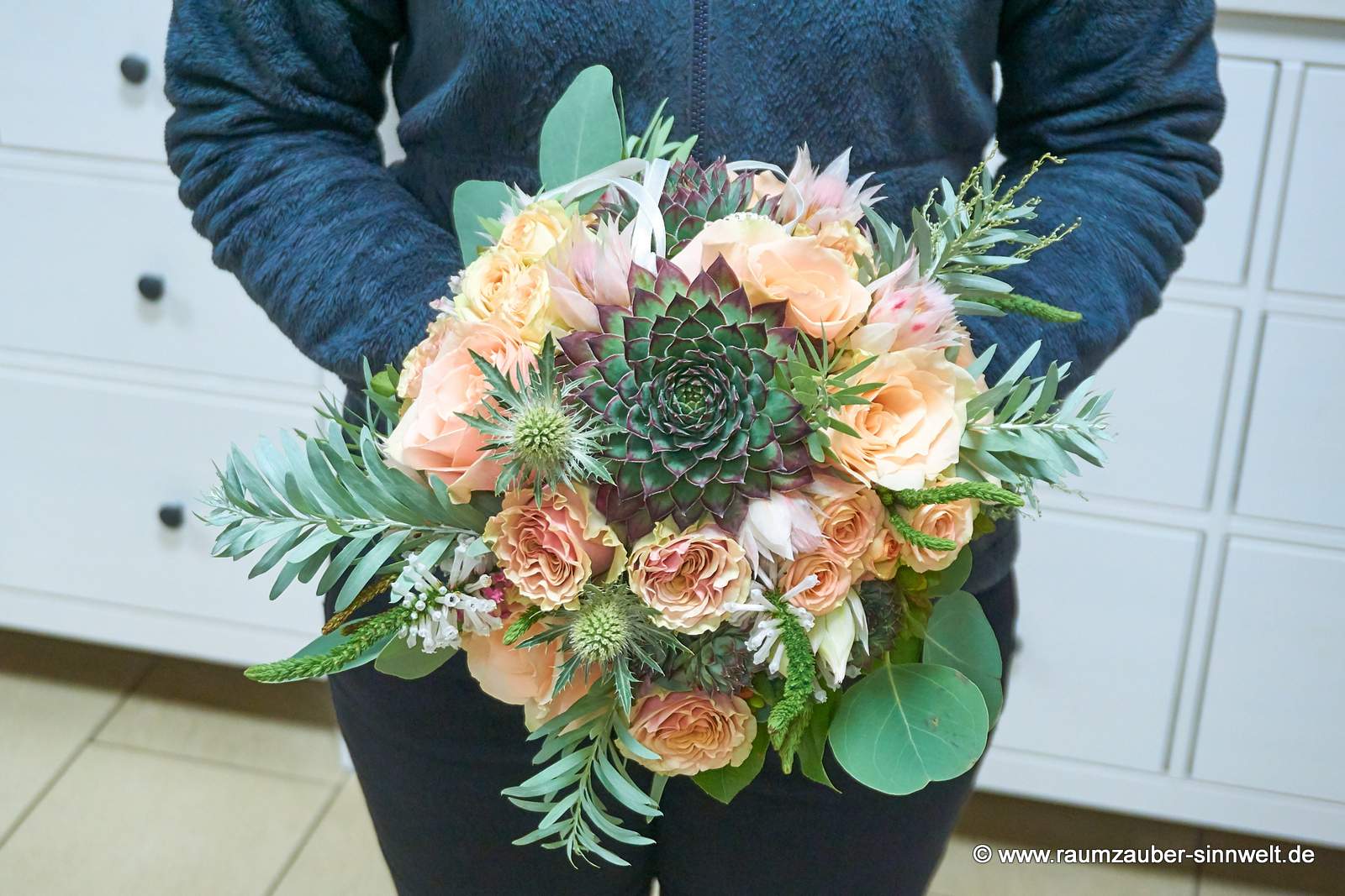 Brautstrauß aus Rosen, Disteln, Eukalyptus und Sukkulenten