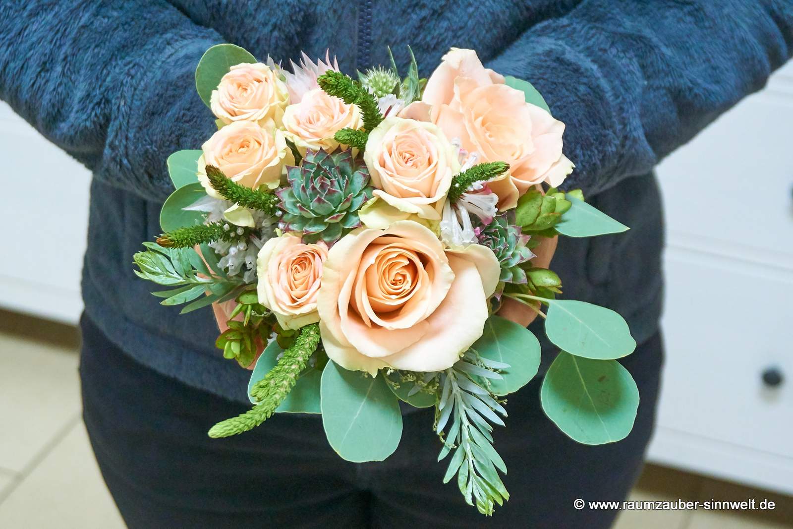 Wurfstrauß aus Rosen, Disteln, Eukalyptus und Sukkulenten