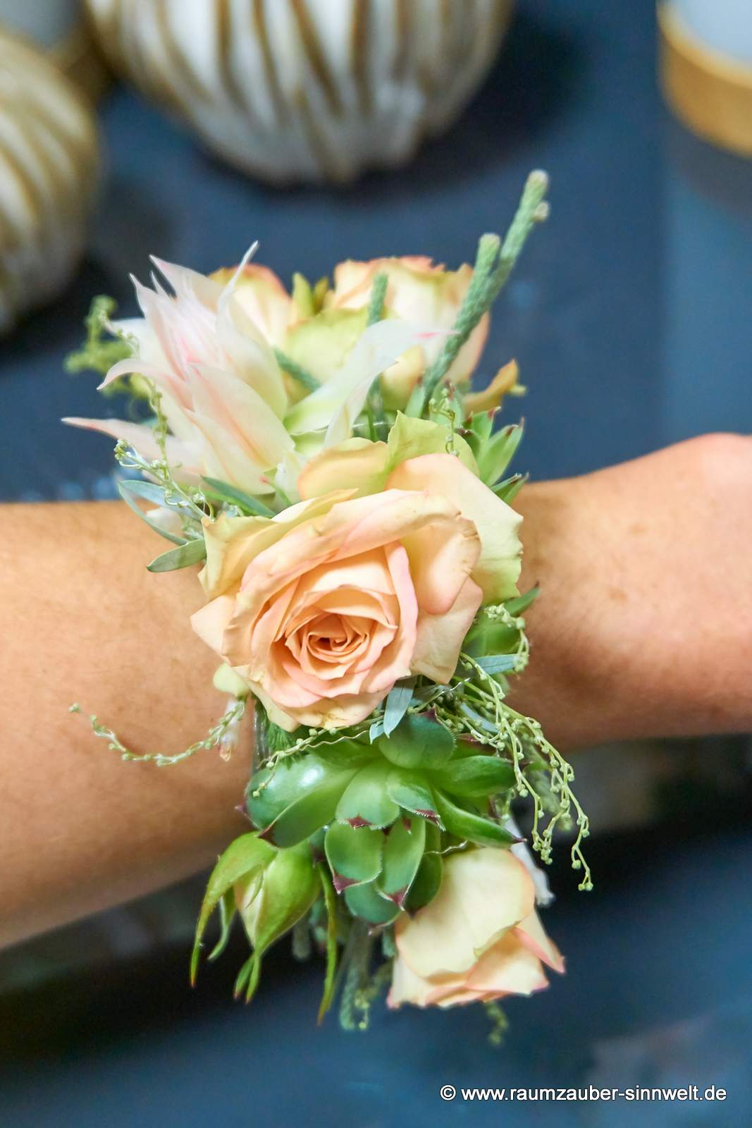 Blütenarmband für Braut und Brautjungfern aus Rosen, Disteln, Eukalyptus und Sukkulenten