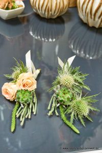 Anstecker für Bräutigam und Trauzeugen aus Rosen, Disteln, Eukalyptus und Sukkulenten