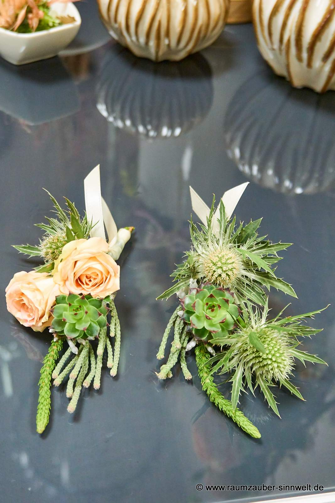 Anstecker für Bräutigam und Trauzeugen aus Rosen, Disteln, Eukalyptus und Sukkulenten
