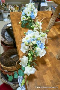 Tischdekoration aus Rosen, Hortensien, Agapanthus und Gerbera