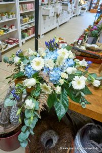 Fahrzeugdekoration aus Rosen, Hortensien, Agapanthus und Gerbera