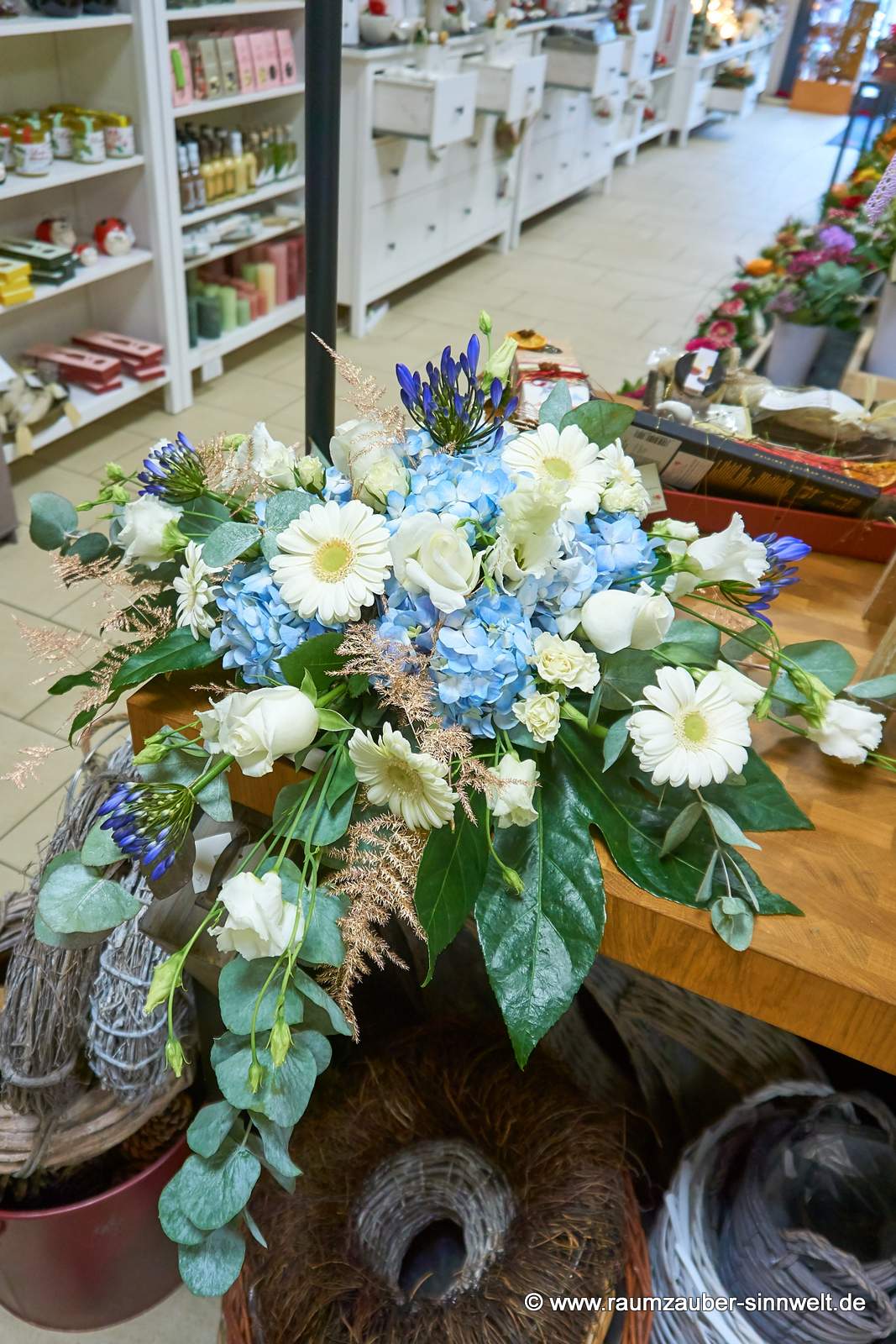 Fahrzeugdekoration aus Rosen, Hortensien, Agapanthus und Gerbera