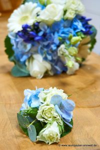 Anstecker für Bräutigam und Trauzeugen und Wurfstrauß aus Rosen, Hortensien, Agapanthus und Gerbera