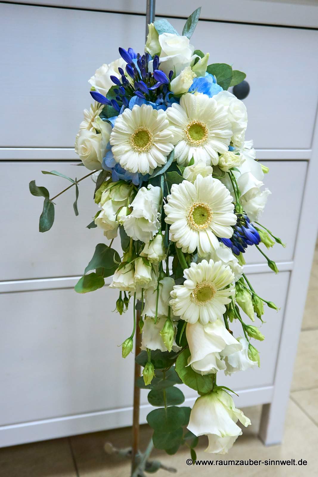 Brautstrauß in Tropfenform aus Rosen, Hortensien, Agapanthus und Gerbera