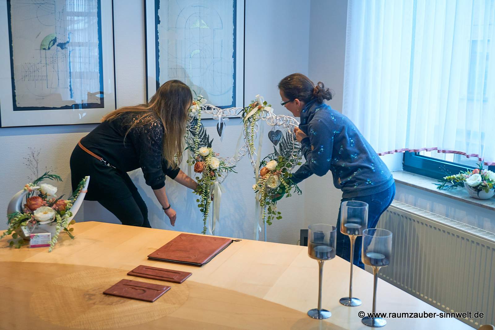 Claudia Tenner und Anja Kittler vom Standesamt Naunhof platzieren den neuen Blumenschmuck