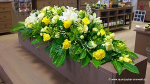 Sargschmuck aus Rosen und Lilien