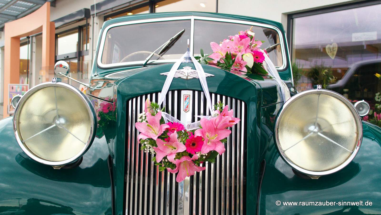 Fahrzeugdekoration aus Lilien und Gerbera