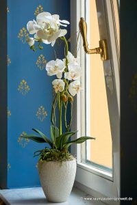 Handgefertigtes künstliches Orchideengesteck in stilvoller Keramik für Hotelzimmer und Foyer