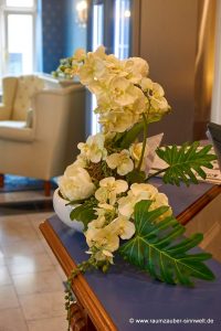 Handgefertigtes Seidenblumengesteck in eleganter TIZIANO-Keramik im Empfangsbereich