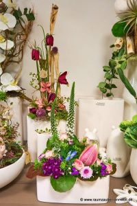 Frischblumengesteck aus Rosen, Bartnelken, Lysimachia und Lilien in Schale Crosia von TIZIANO