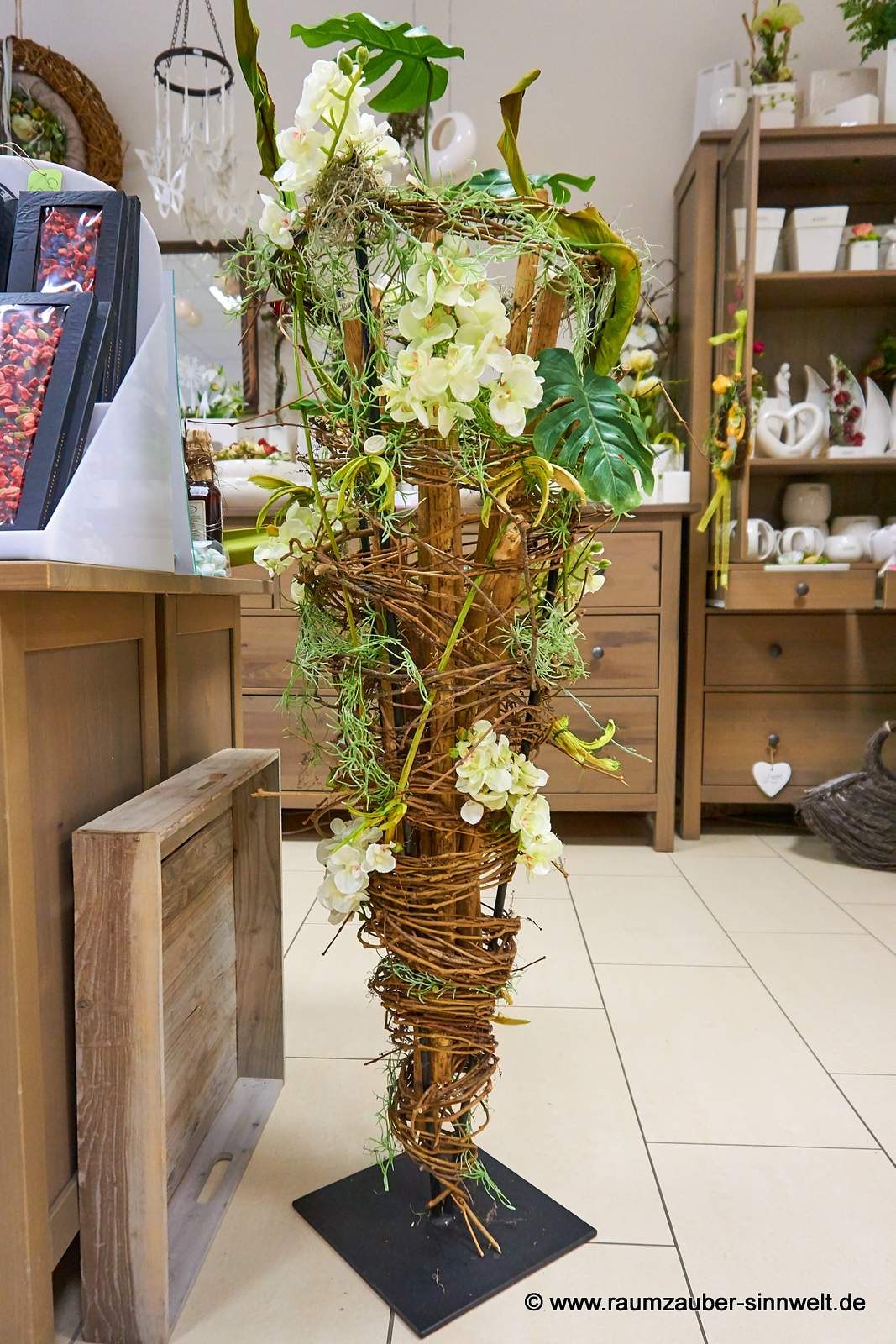 Handdekorierte Seidenblumendekoration mit Naturmaterialien im Metallständer