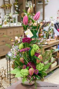 Frischblumengesteck aus Gerbera, Schneeball und Lilien