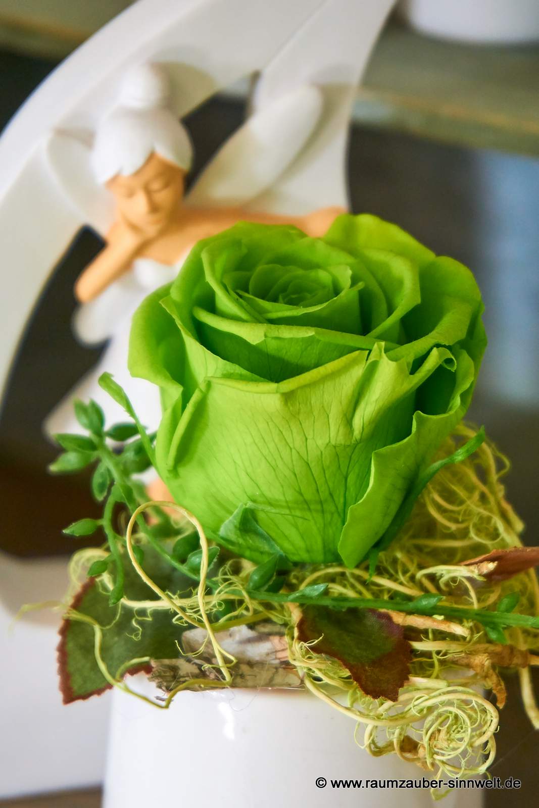 Handgefertigtes Gesteck mit gefriergetrockneter Rose im Keramikgefäß und Fee Enya