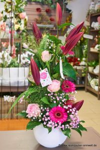 Frischblumengesteck aus Gerbera, Rosen und Lilien