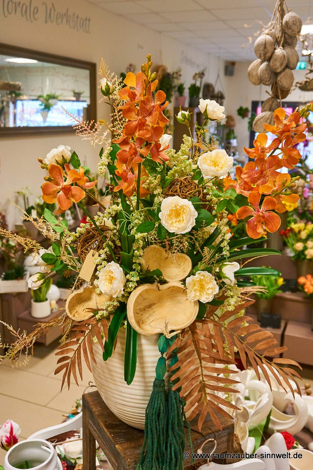 Handdekorierte Seidenblumendekoration mit Naturmaterialien in Keramikgefäß