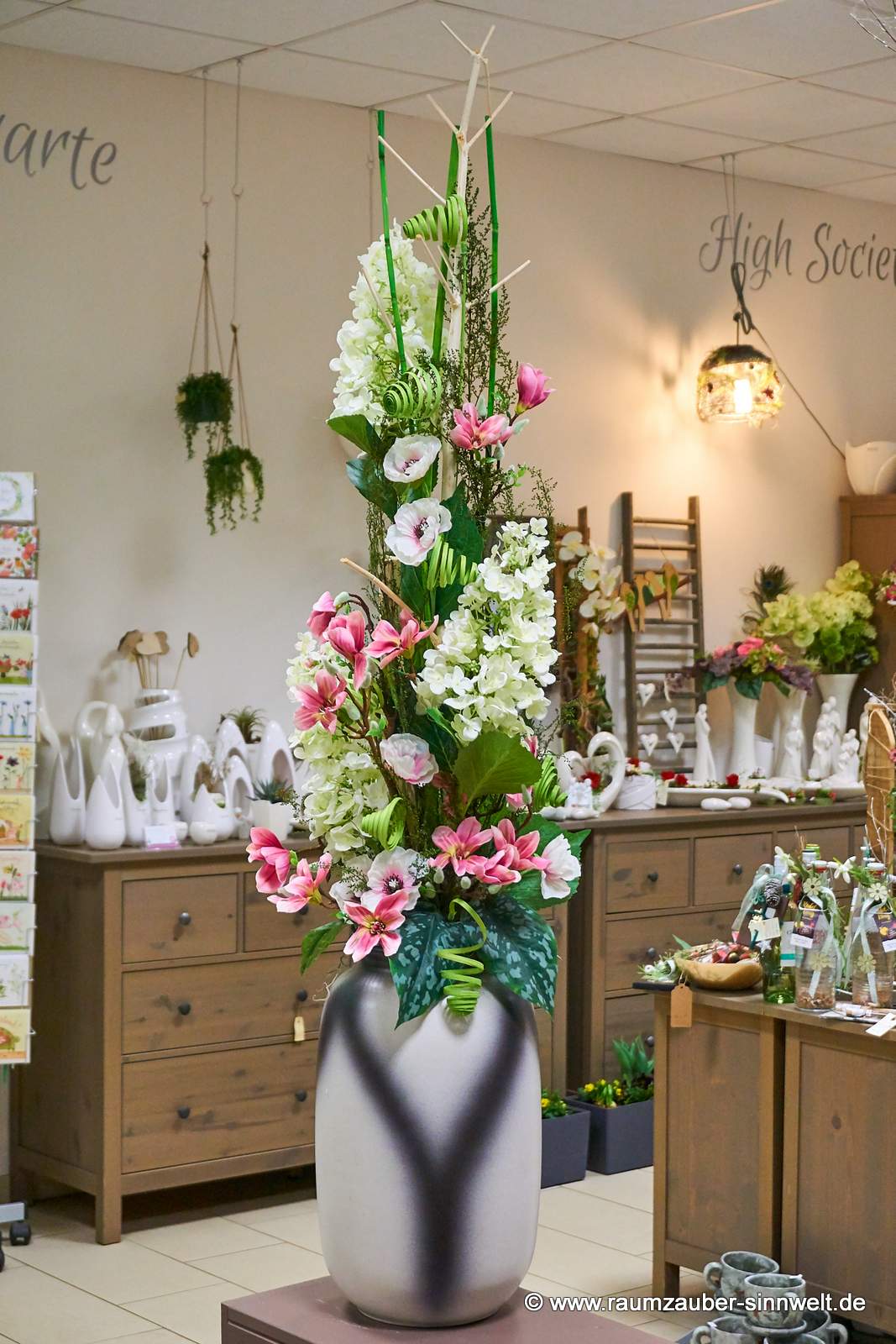 Handdekorierte Seidenblumendekoration in Bodenvase