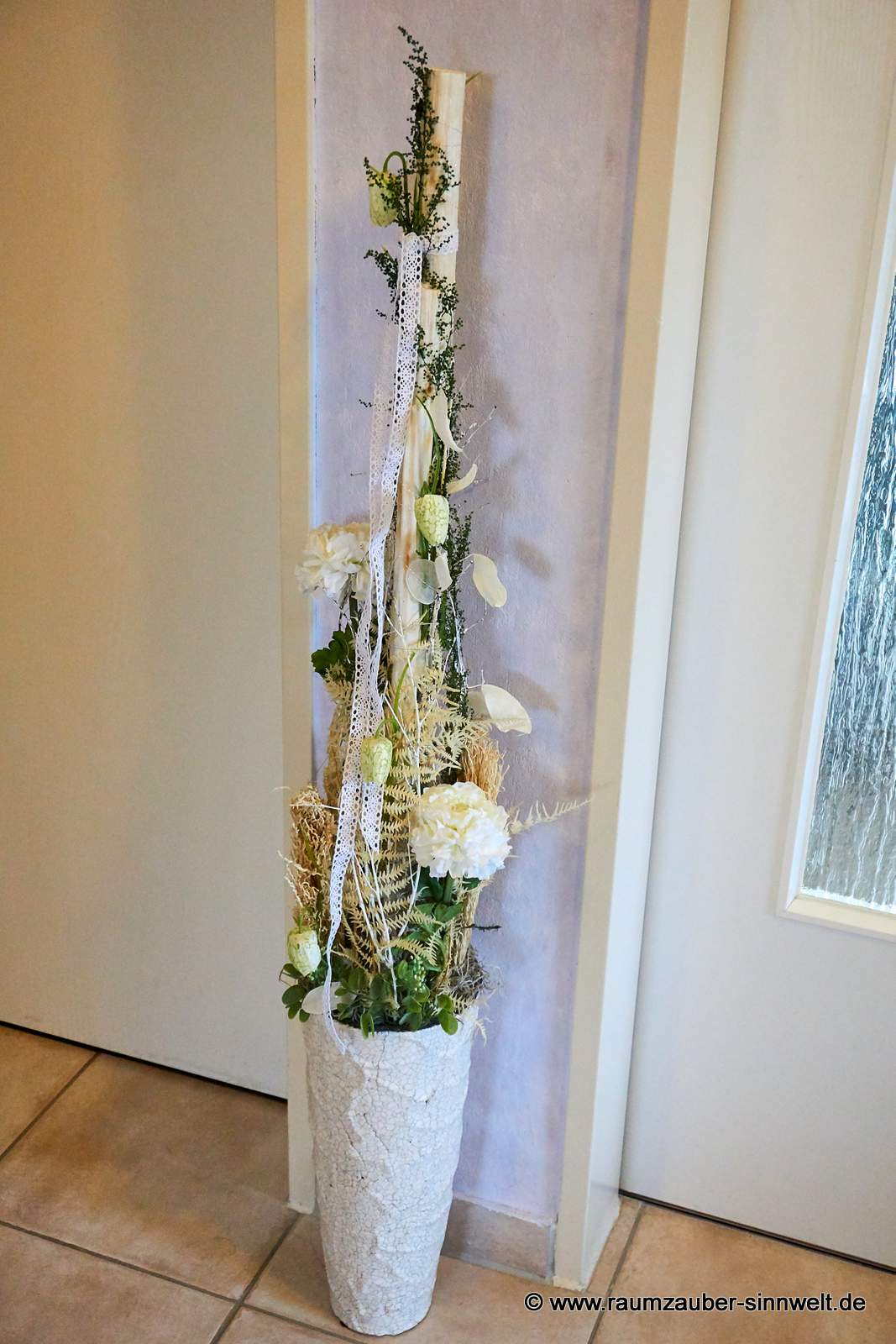 Handdekorierte Seidenblumendekoration mit Naturmaterialien in Bodenvase