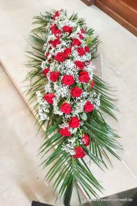 Sargschmuck aus Rosen und Schleierkraut