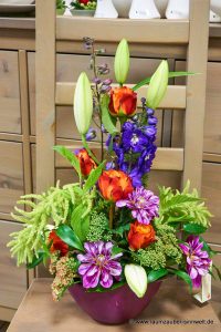 Frischblumengesteck aus Lilien, Rosen, Dahlien und Fuchsschwanz in Keramikgefäß