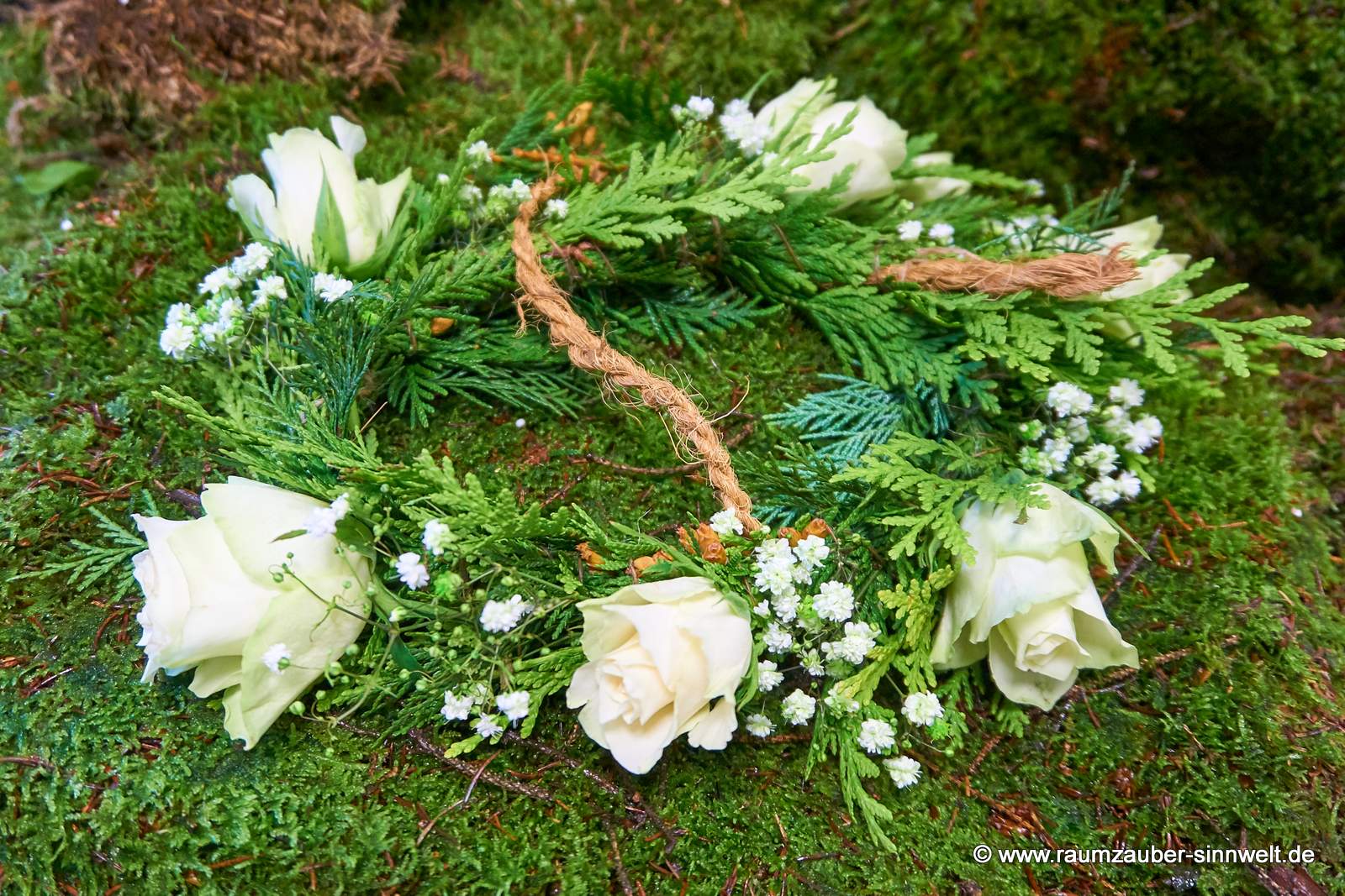 Trauergirlande aus Rosen und Schleierkraut mit Jutefaden gebunden für den Begräbniswald
