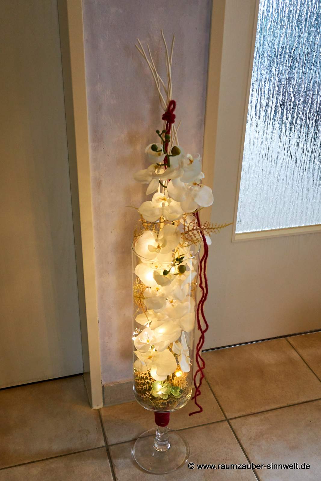 Handdekorierte Seidenblumendekoration mit Naturmaterialien und LED-Lichterkette im Glasgefäß