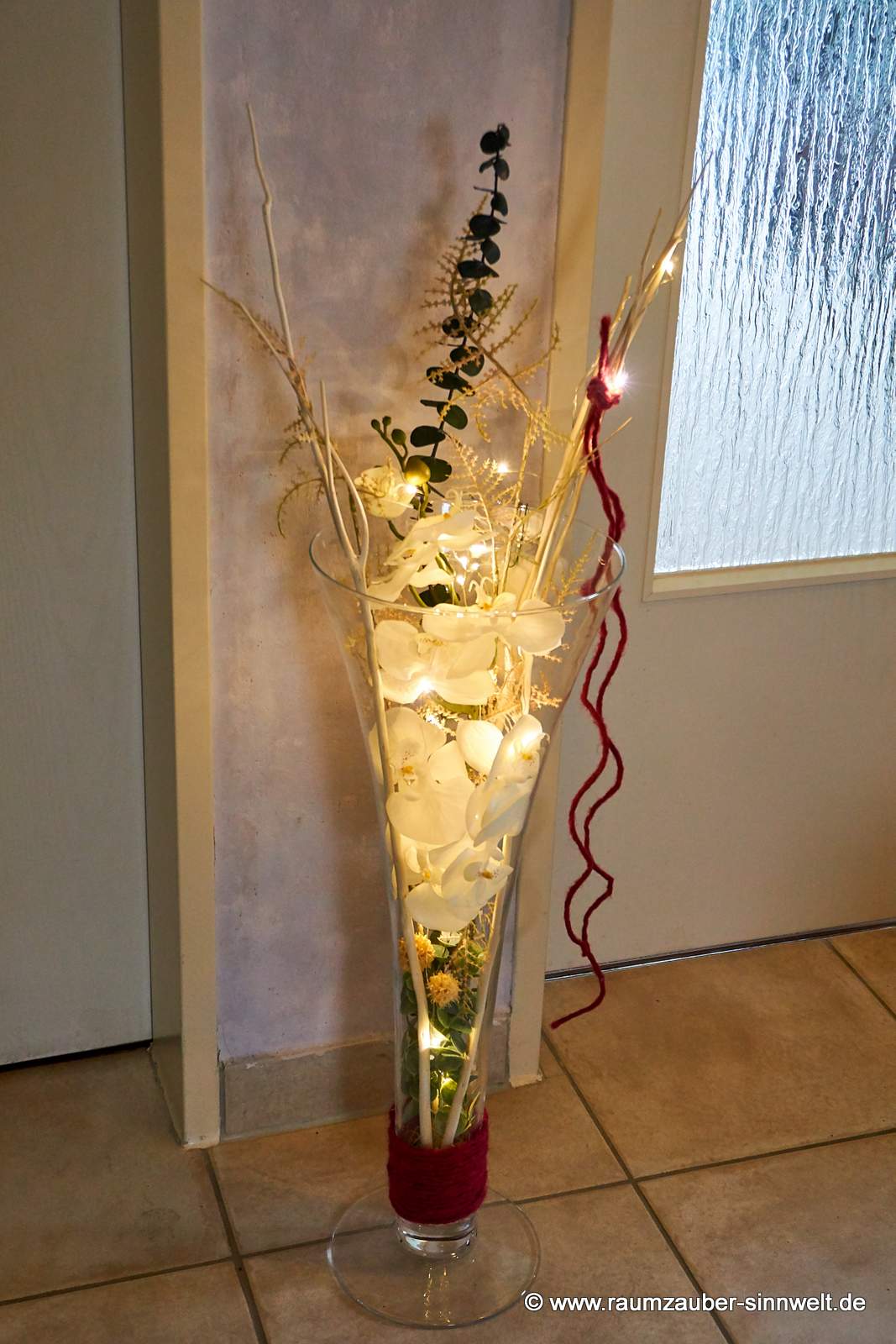 Handdekorierte Seidenblumendekoration mit Naturmaterialien und LED-Lichterkette im Glasgefäß