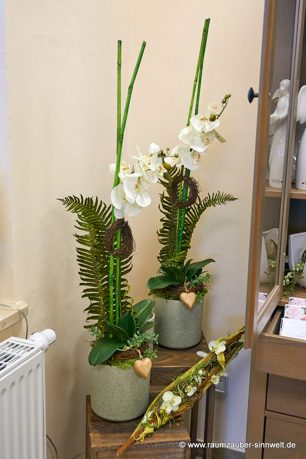 Handdekorierte Seidenblumendekorationen mit Naturmaterialien in Bodenvasen