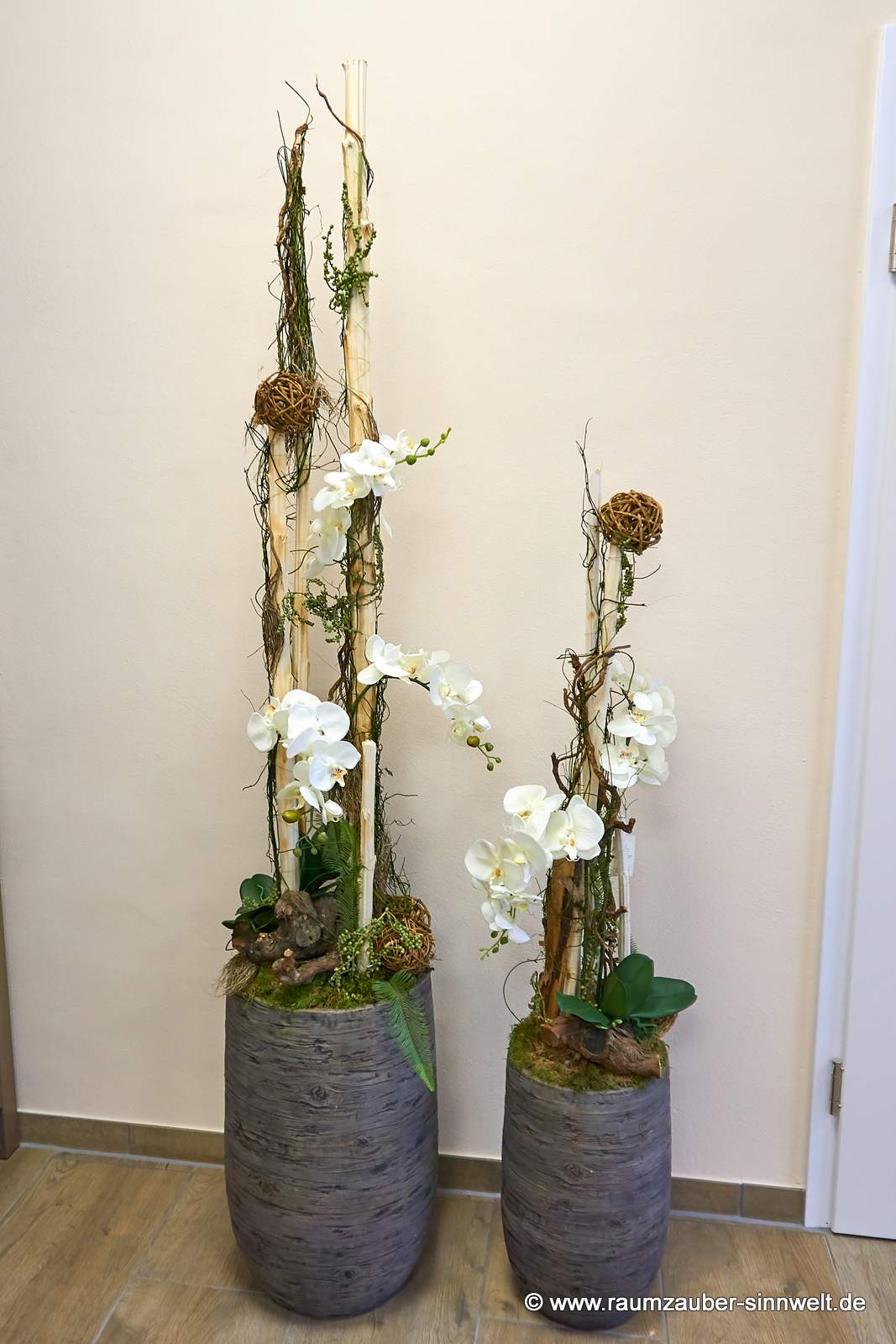 Handdekorierte Seidenblumendekorationen mit Naturmaterialien in Bodenvasen