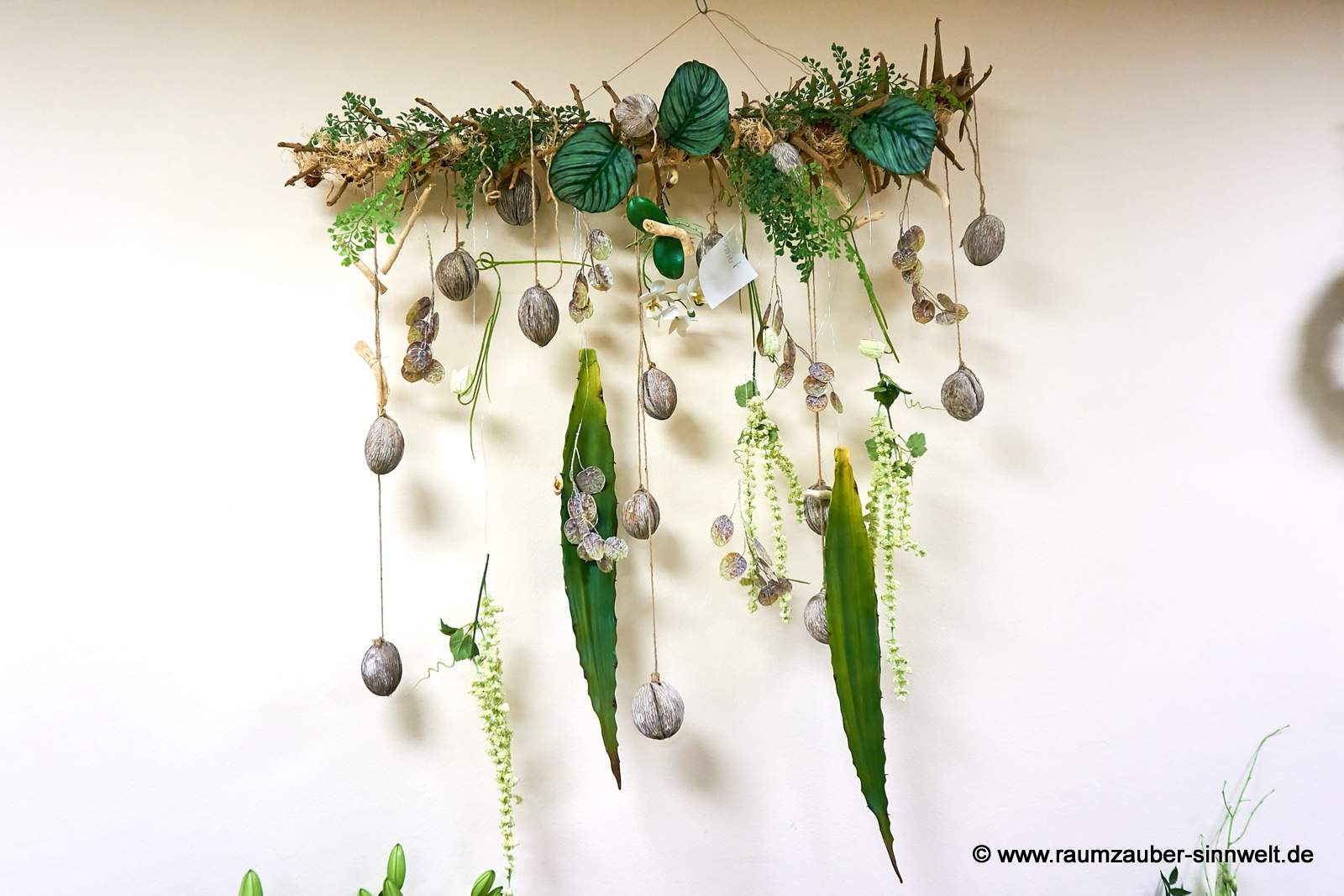 handgefertigte Wanddekoration mit Seidenblumen und Naturmaterialien