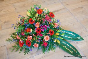 Trauergesteck aus Rosen, Lilien, Gerbera, Nelken, Hypericum und handbeschriebenen Blättern