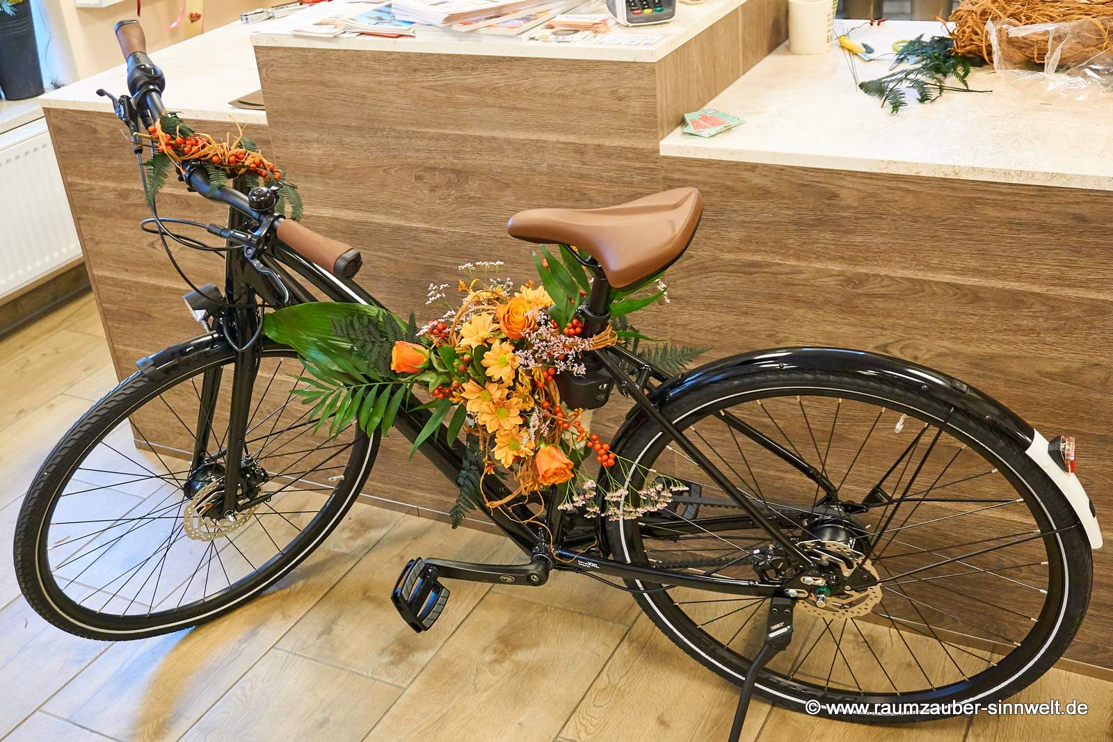Neues Fahrrad mit farbenfrohen Blüten dekoriert.