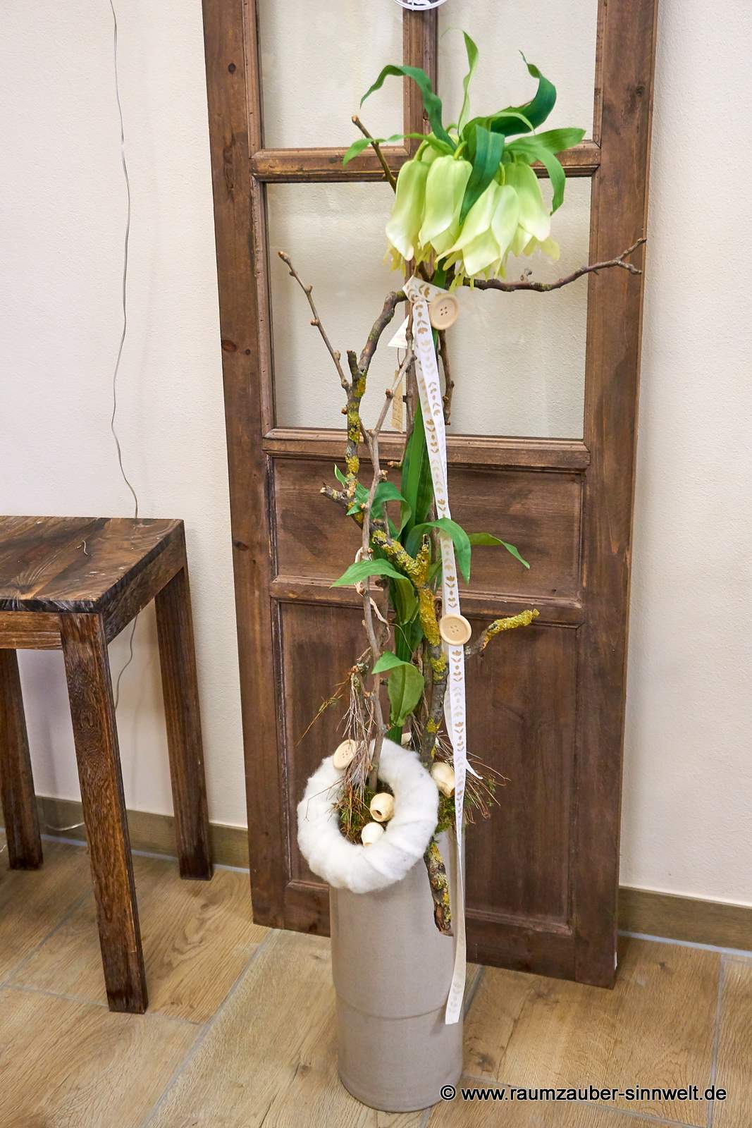 Handdekorierte Seidenblumendekoration mit Naturmaterialien in Bodenvase