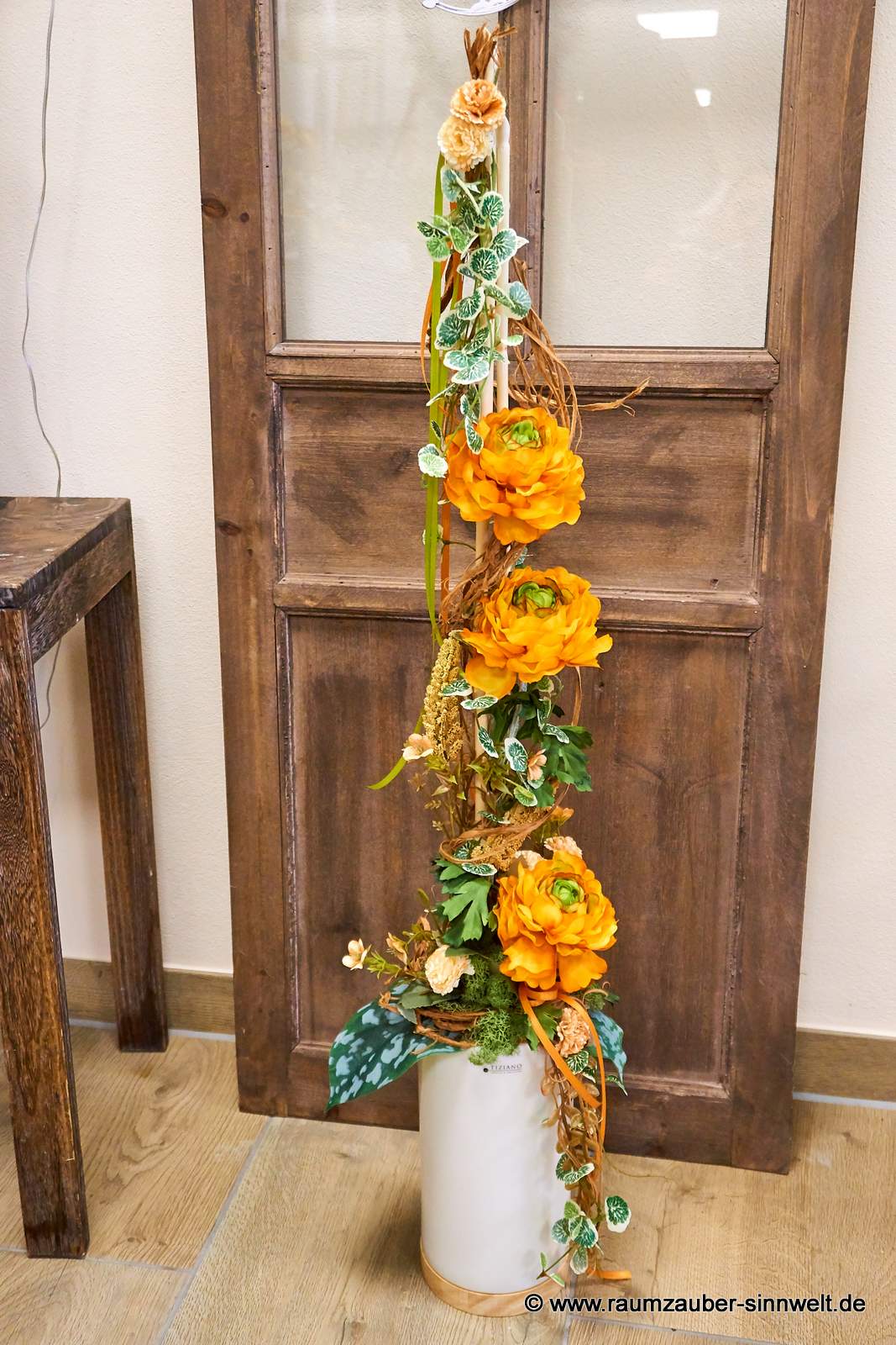 Handdekorierte Seidenblumendekoration in Bodenvase von TIZIANO
