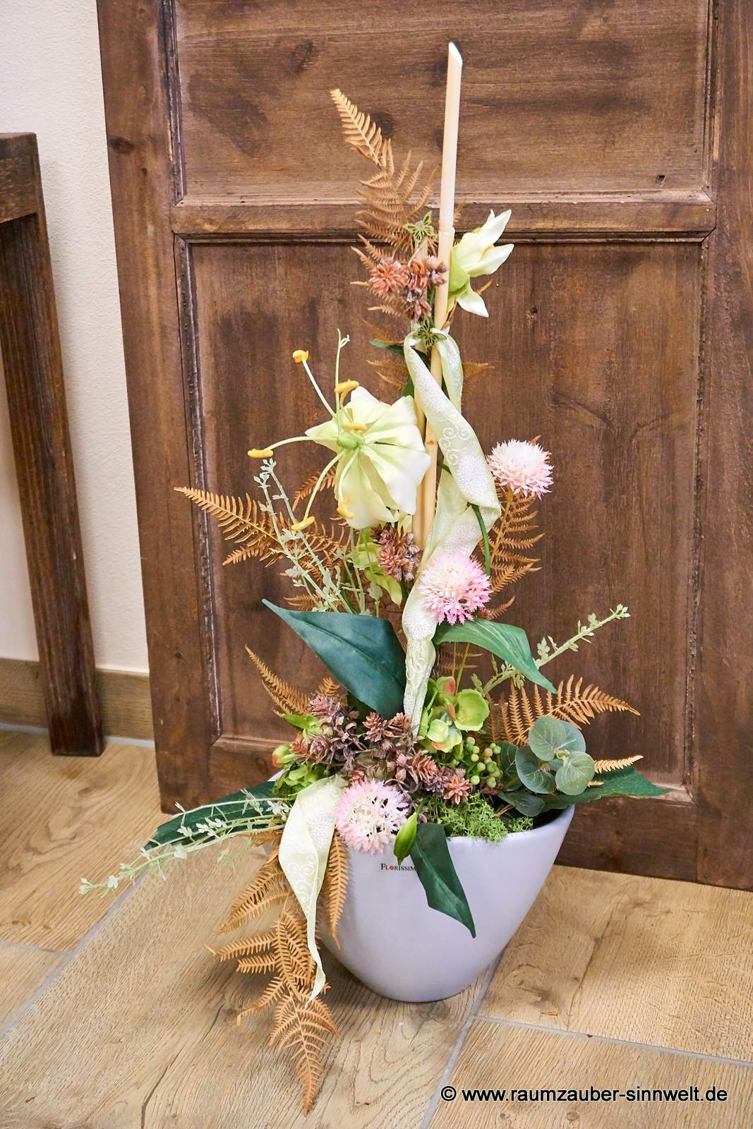 Handdekorierte Seidenblumendekoration mit Naturmaterialien in Bodenvase