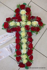 Sargschmuck aus Rosen und Schleierkraut